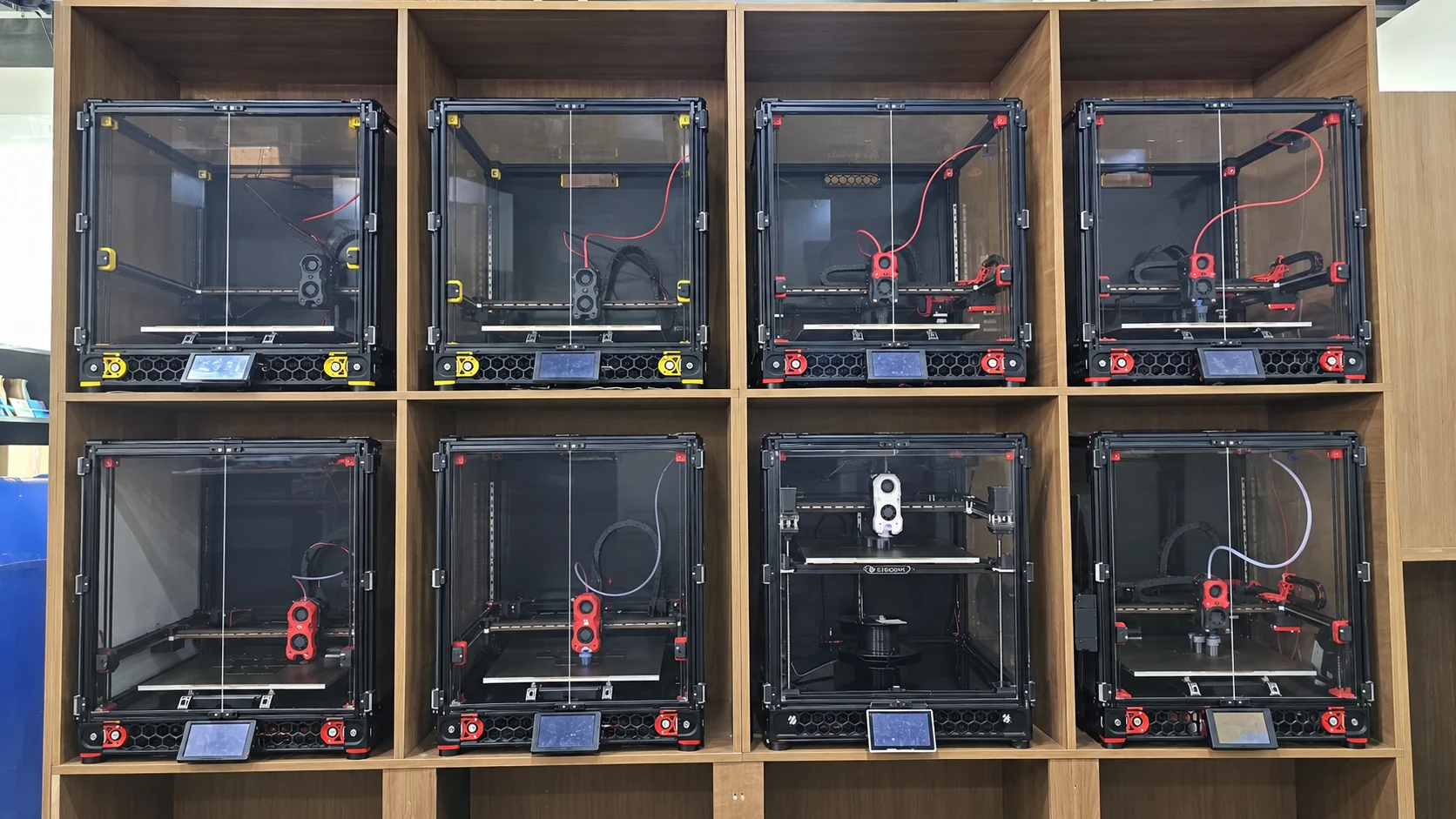 Estrutura atual da Só Ares 3d Projects com oito impressoras em nichos de madeira