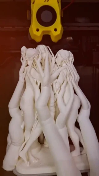 Escultura Três Graças sendo produzida em uma impressora 3D